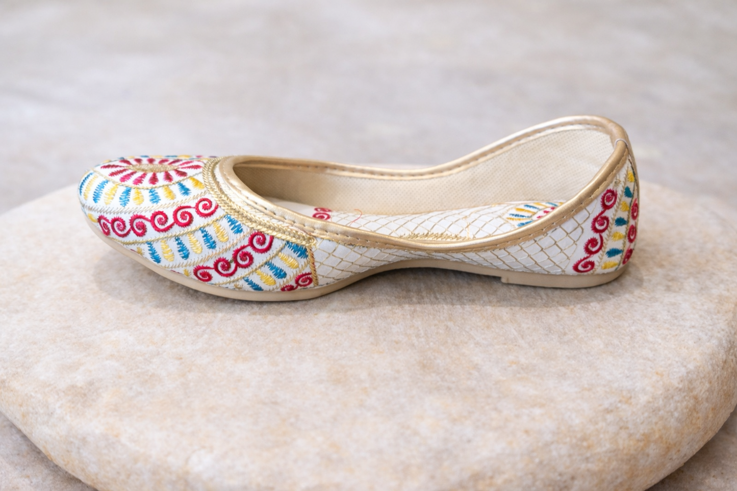 Punjabi Jutti for Women – White with Colorful Sunburst Motif | Traditional Indian Ethnic Flat