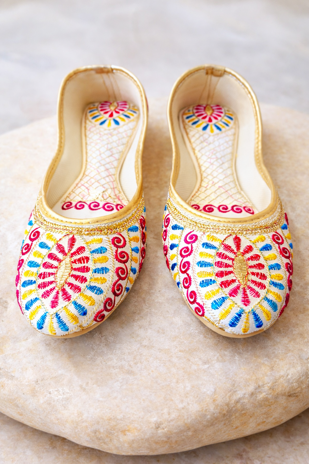 Punjabi Jutti for Women – White with Colorful Sunburst Motif | Traditional Indian Ethnic Flat