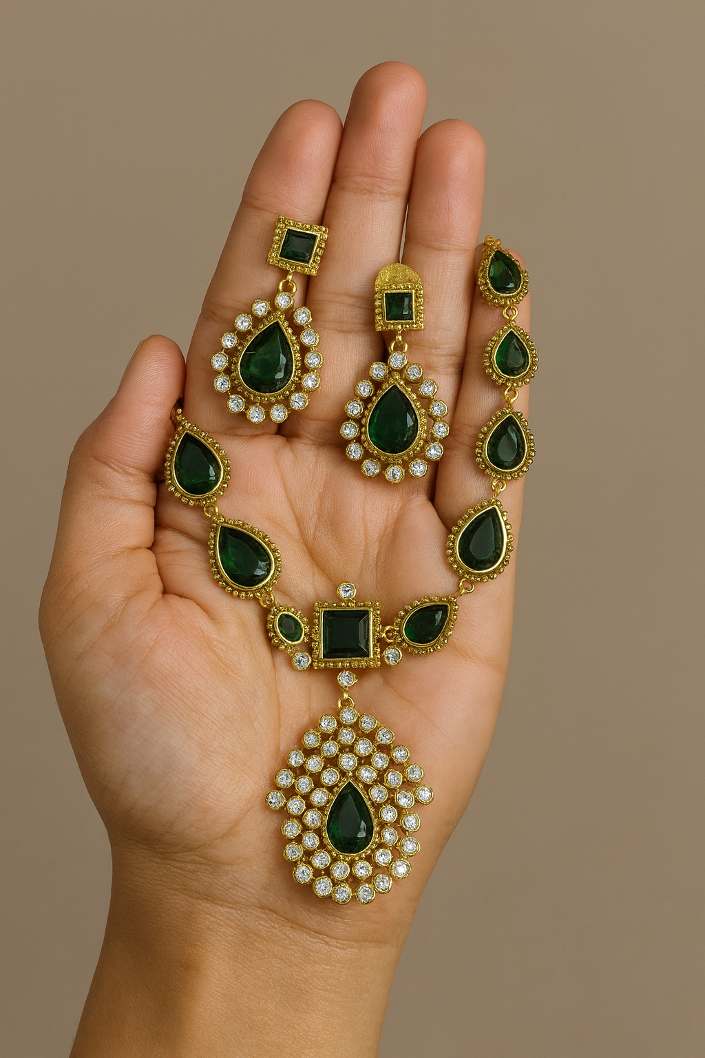 Green pendant necklace with earrings